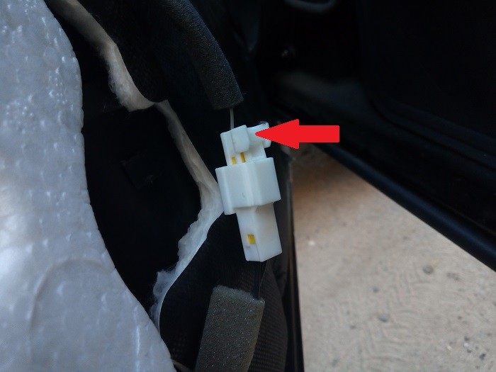 8. Отключение разъема фонаря в передней двери Chevrolet Captiva C140